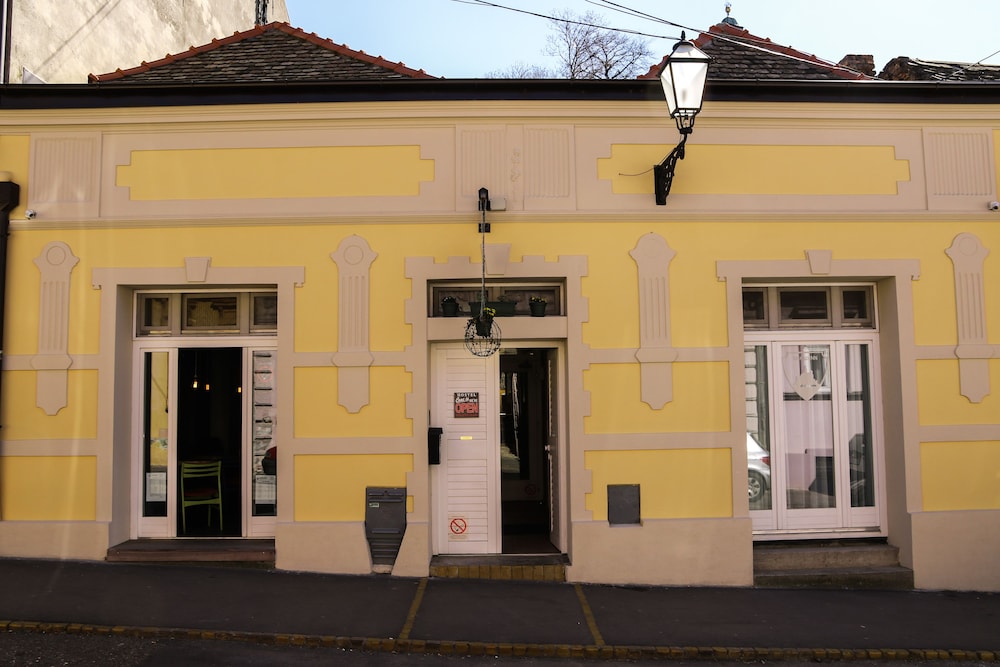 Varad Inn Hostel and Cafe
