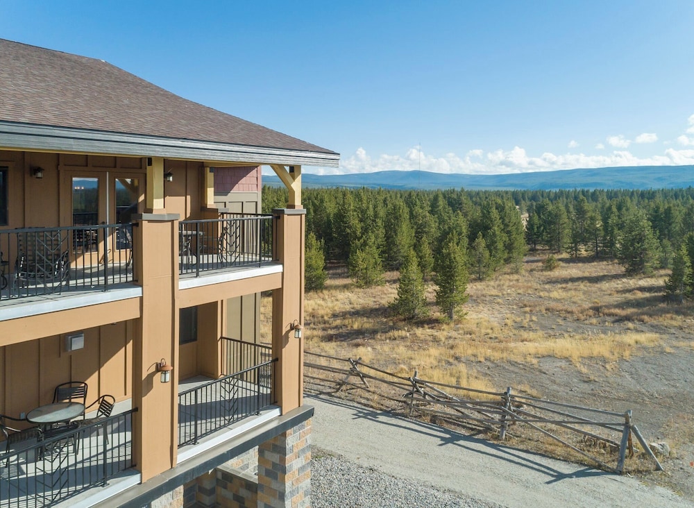 Luxury Vacation Condos by West Gate Entrance -Yellowstone National Park