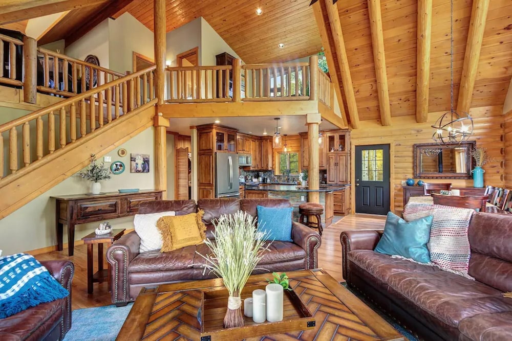 Mountain Lakehouse Cabin on 5 Acres Hottub Pool Table Garage EV Charger view 3
