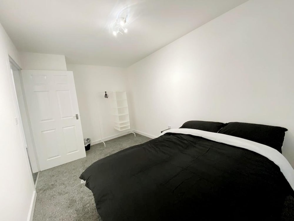 Remarkable 3-bed House in Sheffield view 2