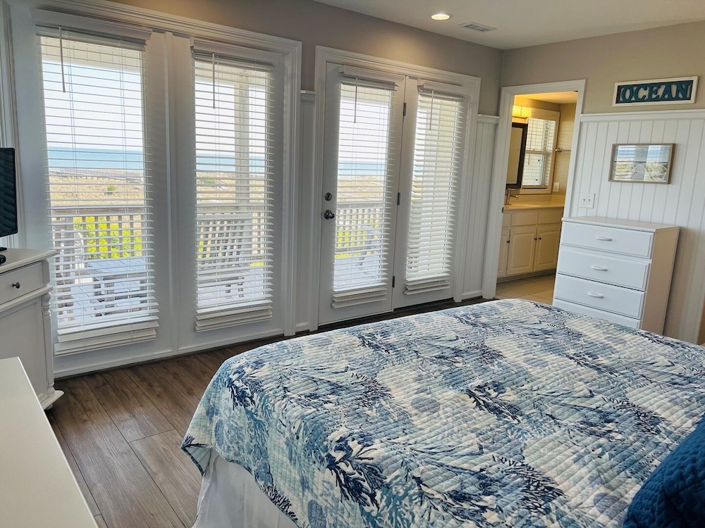 Avalon East- 5 Bedroom Home by RedAwning