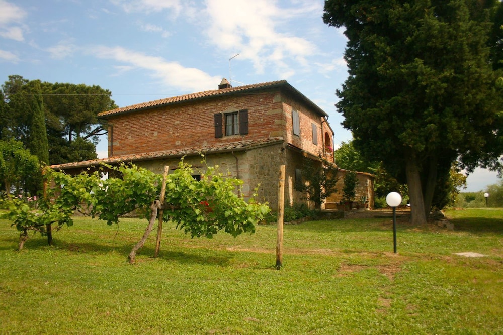 Stunning private villa for 6 guests with private pool, TV, pets allowed and parking