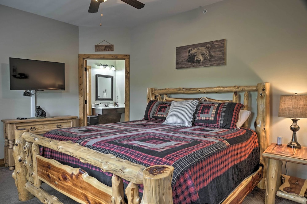 Branson West Cabin w/ Pool Access & Golfing view 2