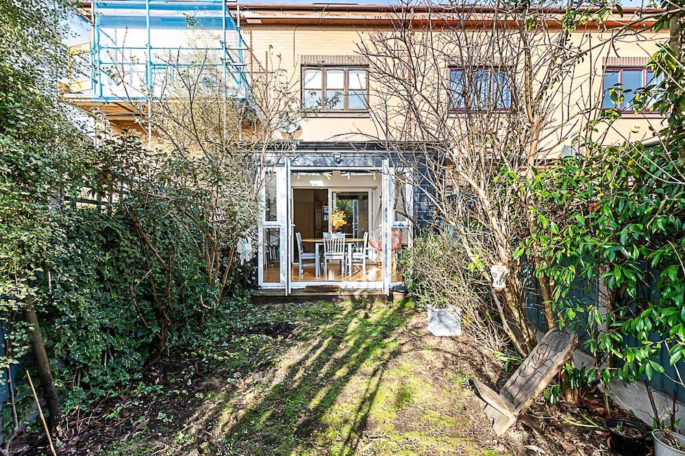 Stylish & Spacious 3-bed Home in Vibrant Bow