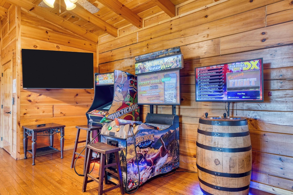 Luxury Cabin w/ Elevator, Theater & Hot Tub Near Dollywood Smoky Vista Lodge