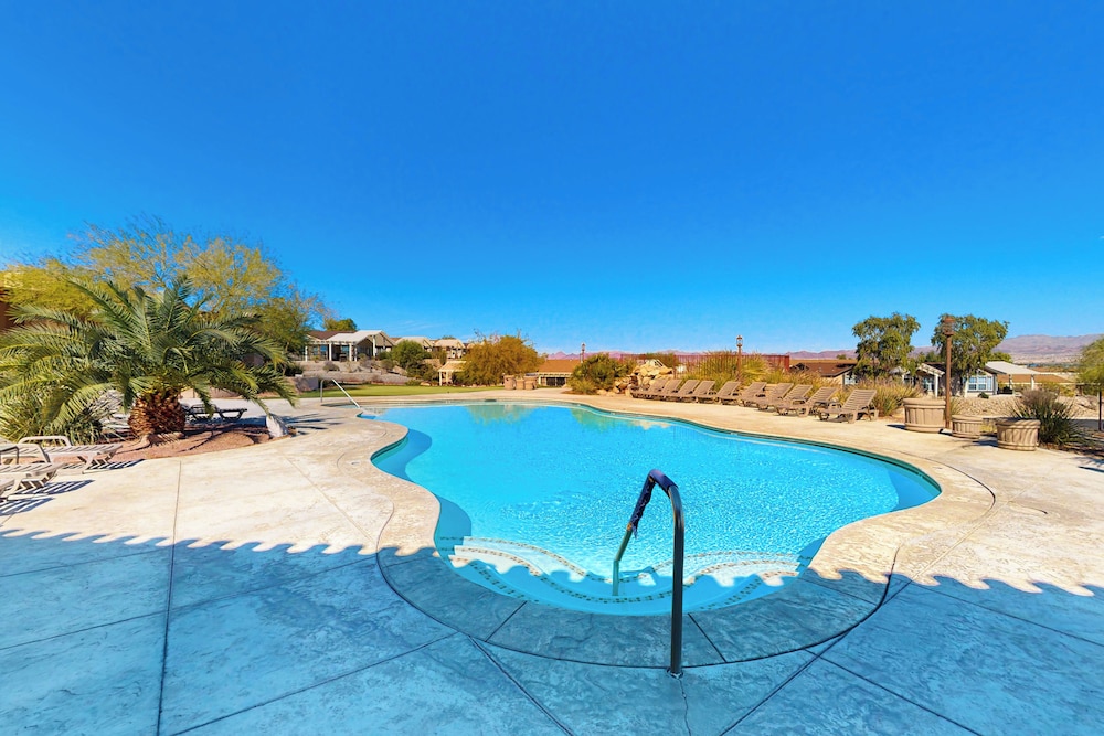 Exclusive 3BR w/ Pool, Hot Tub, W/d, & Clubhouse