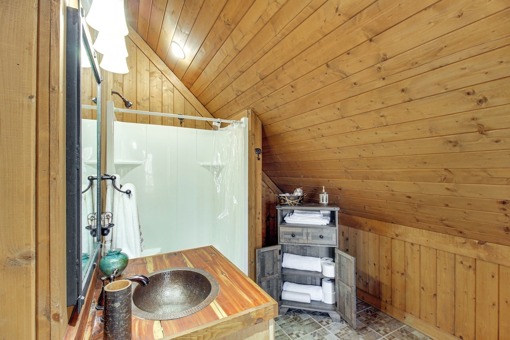 Reel in Fish, Relax By Fire: Mcminnville Cabin