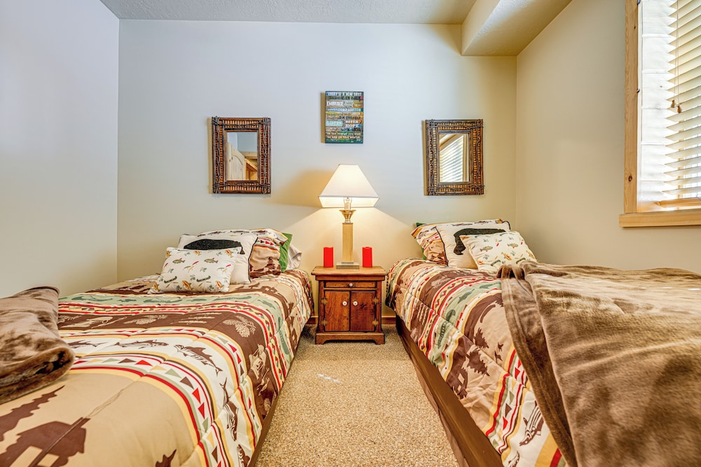 < 1 Mi to Brian Head Resort: Spacious Cabin!