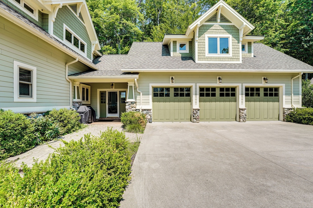 Hamlin Lake Retreat: Spacious Stay for Groups!