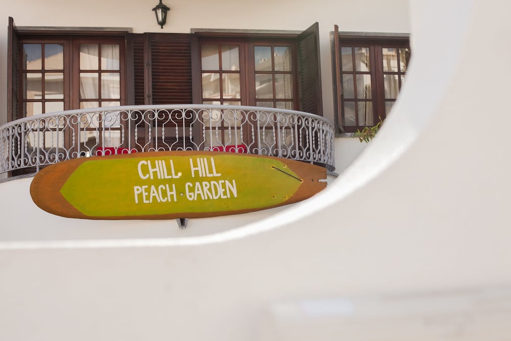 Ericeira Chill Hill Hostel & Private Rooms - Peach Garden