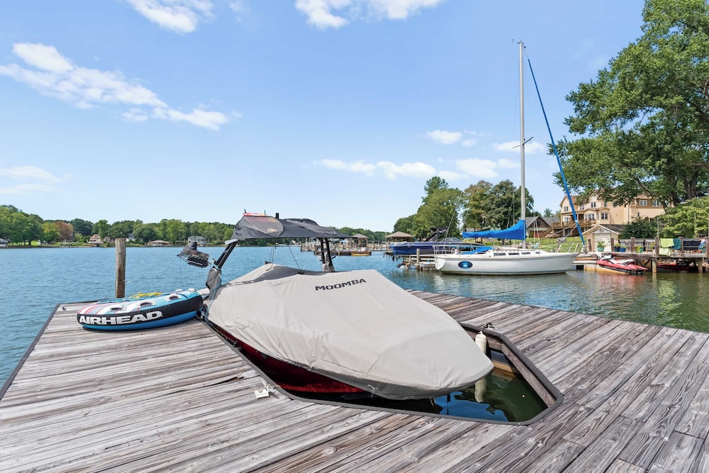 Lake Norman Waterfront Home w/ Covered Porch, Sunset Views & Easy Access to Dining, Shopping & Uptown Charlotte Adventures Sunsets on Shoreline