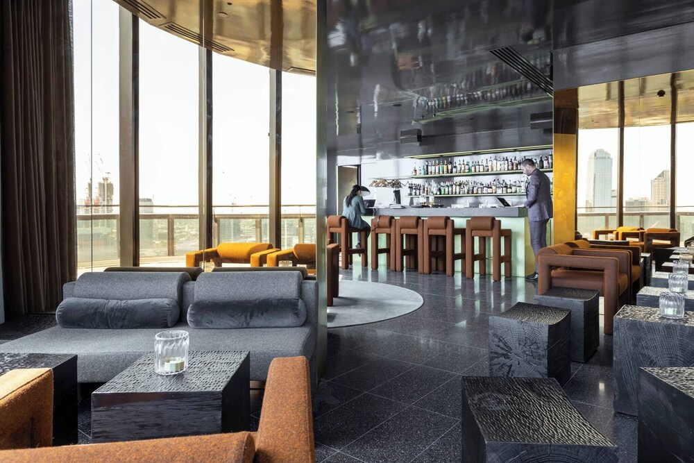 Southbank 2BR High City Views Enjoy Wine, Gym, Pool, Wifi