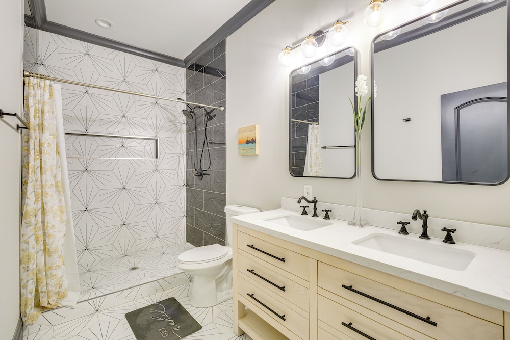 Walk to Gravois Park: 'nice Home' w/ Garage