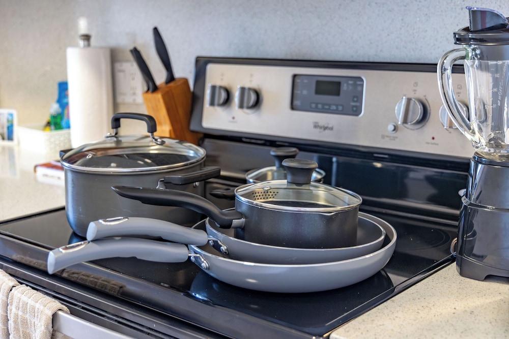 High Floor Ocean View Condo (King Bed and Parking): kitchen photo