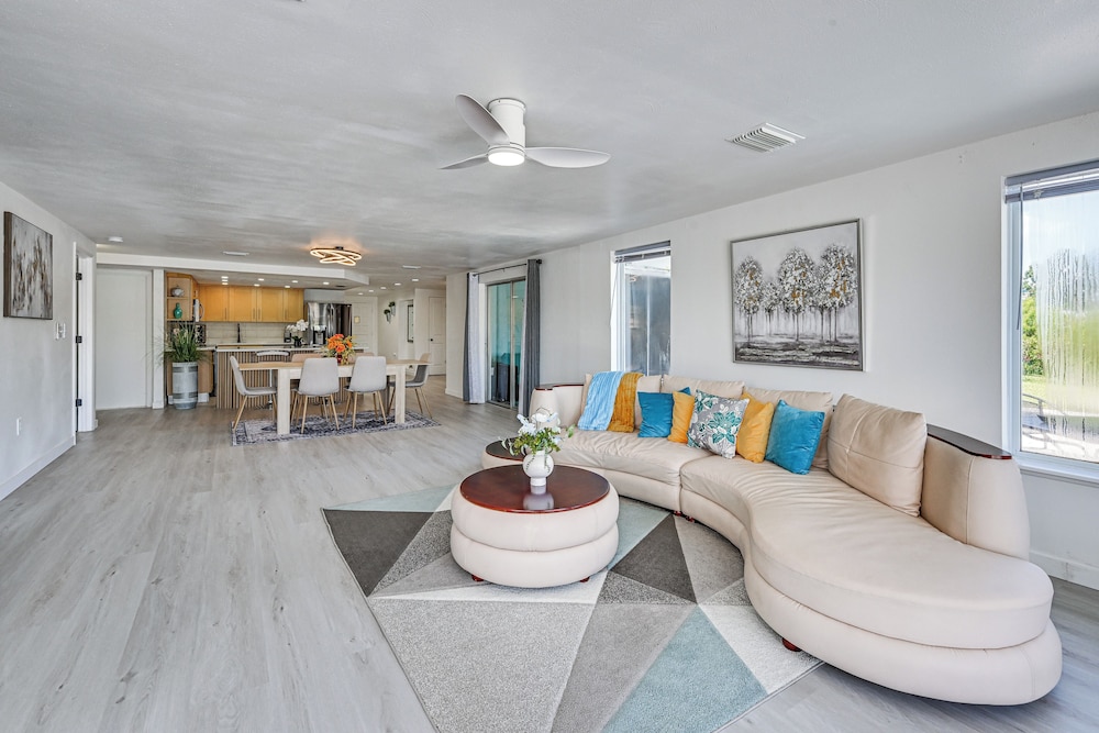 Sunset Views & Hot Tub: Lakefront Holiday Retreat!