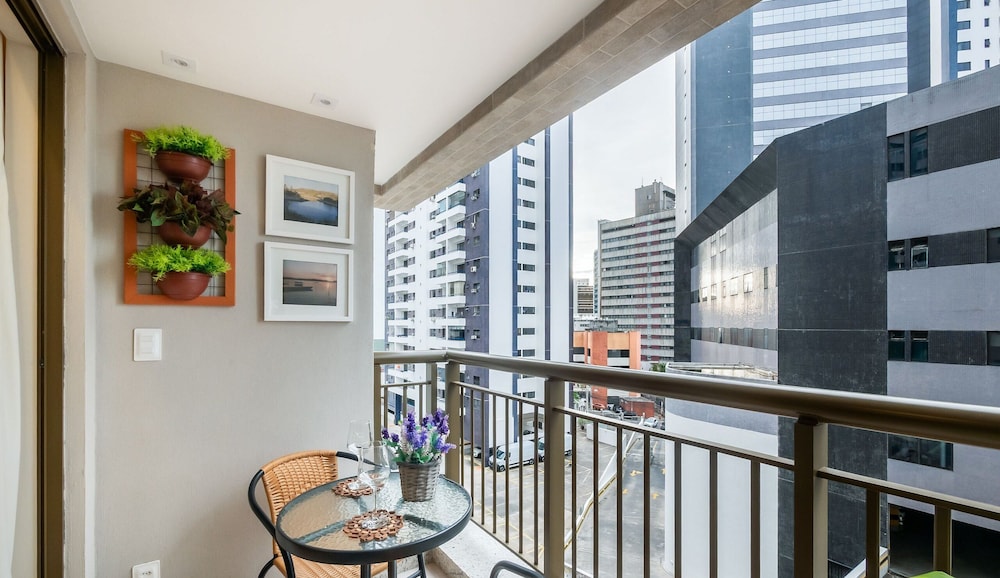 Cozy and Charming Apt in Salvador Ita0304