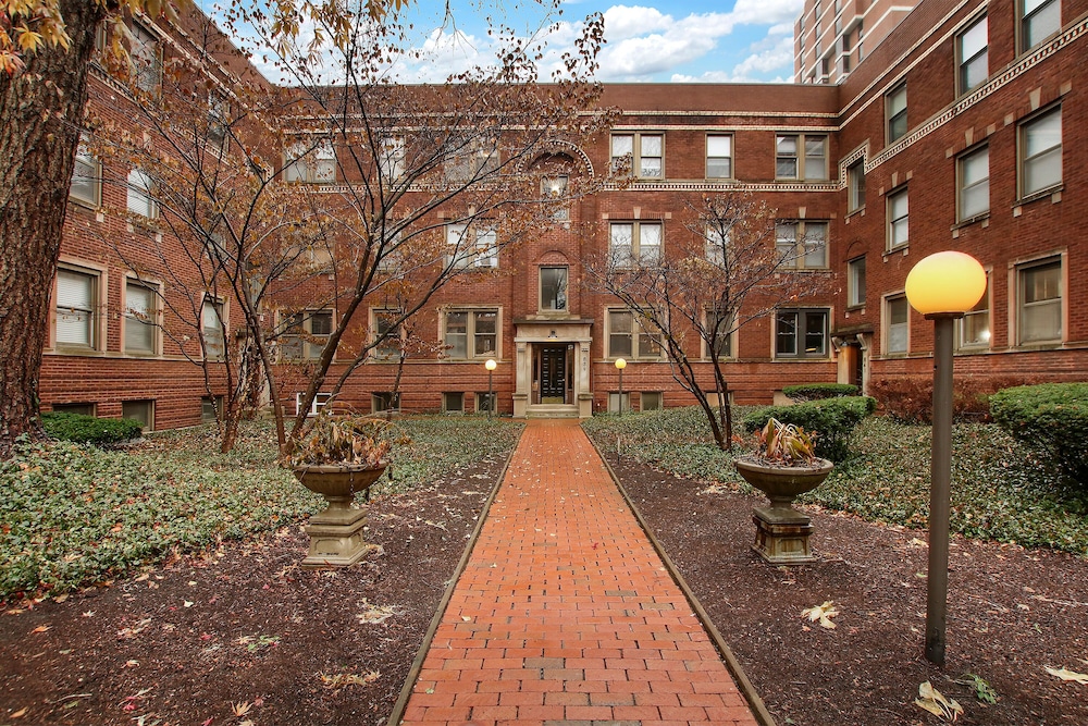 2BR Aesthetic Apt - Barry 37-GB