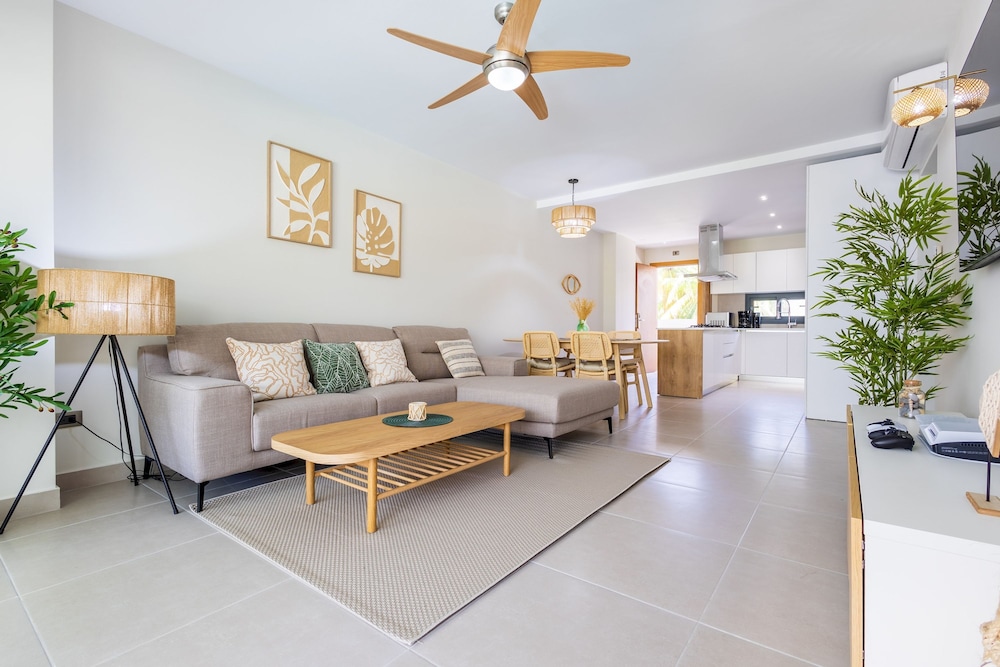 Chic 2BR Stay w Terrace Picuzzi 5 Min to Beach