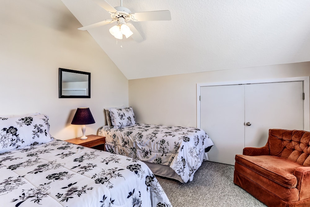 812 S. Fletcher - 3 Br Cottage