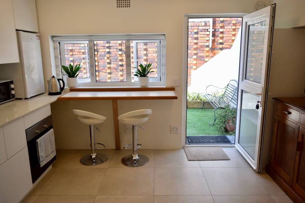 Bright and Adorable Studio in Vredehoek view 3
