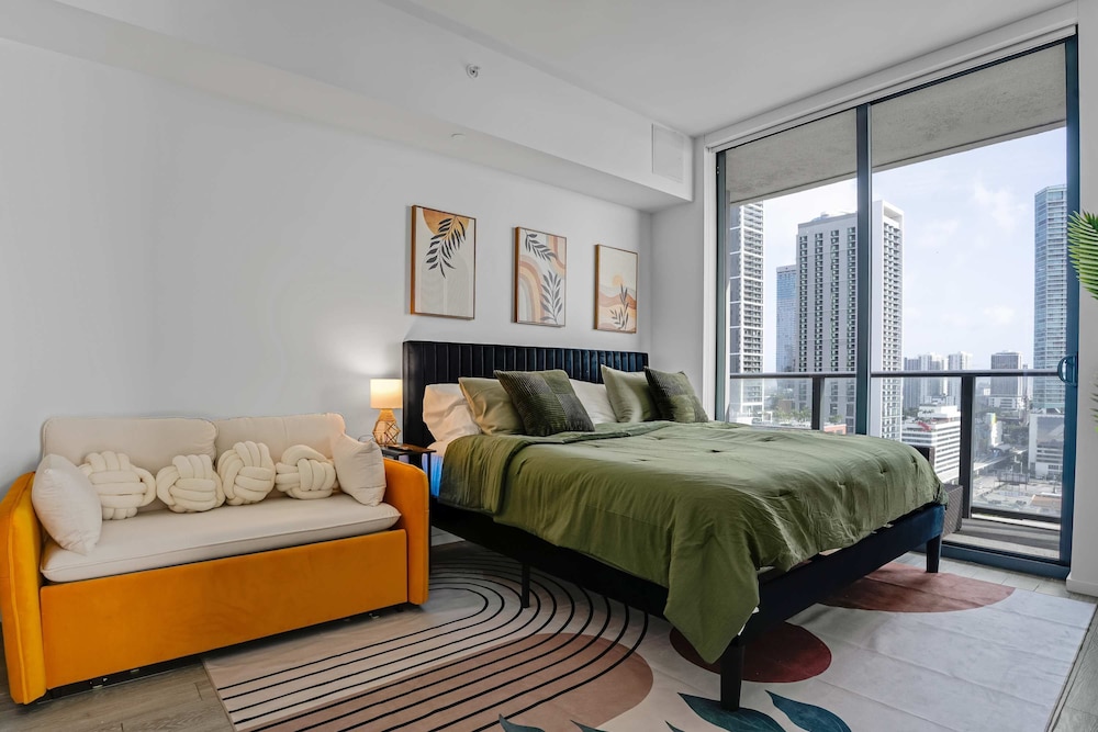 CBD Luxepad 2b2b With City Bay Views Gym Lounge