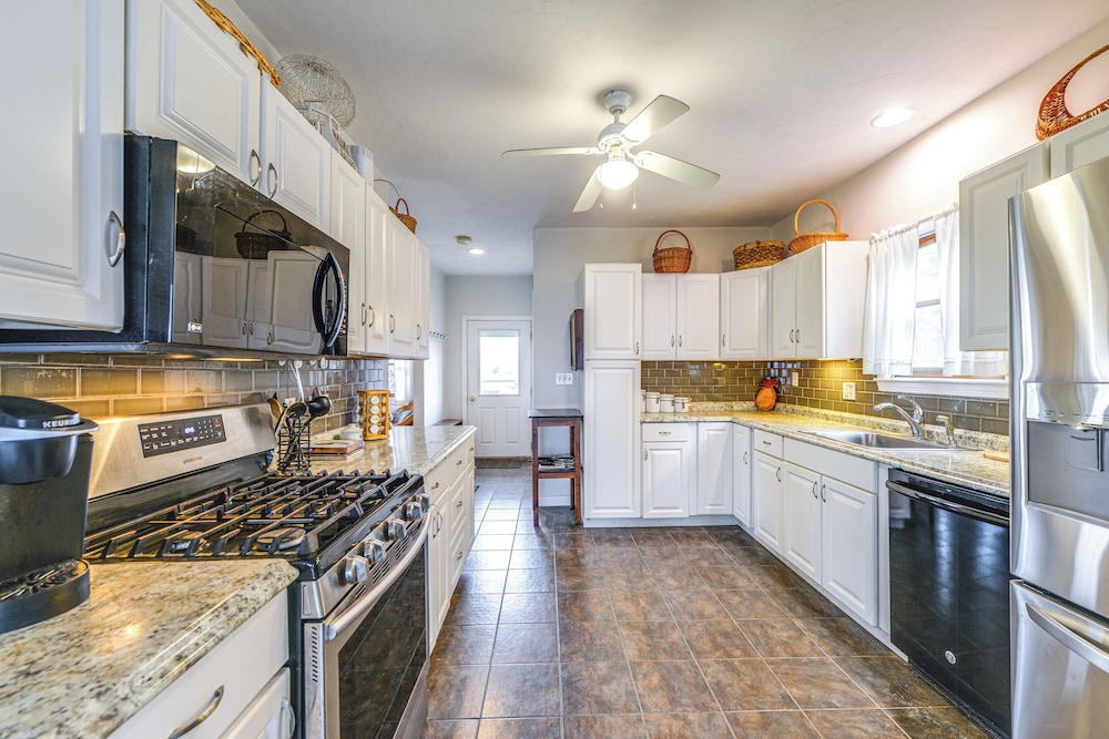Marshfield Home w/ 4 Decks & Private Beach Access!