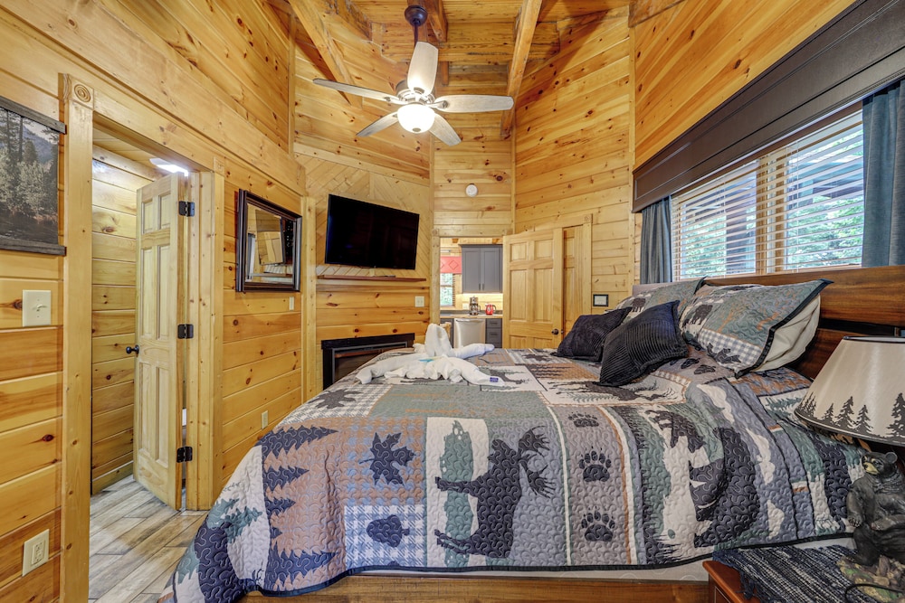 1 Mi to Dtwn Gatlinburg: Hot Tub Haven in Smokies!
