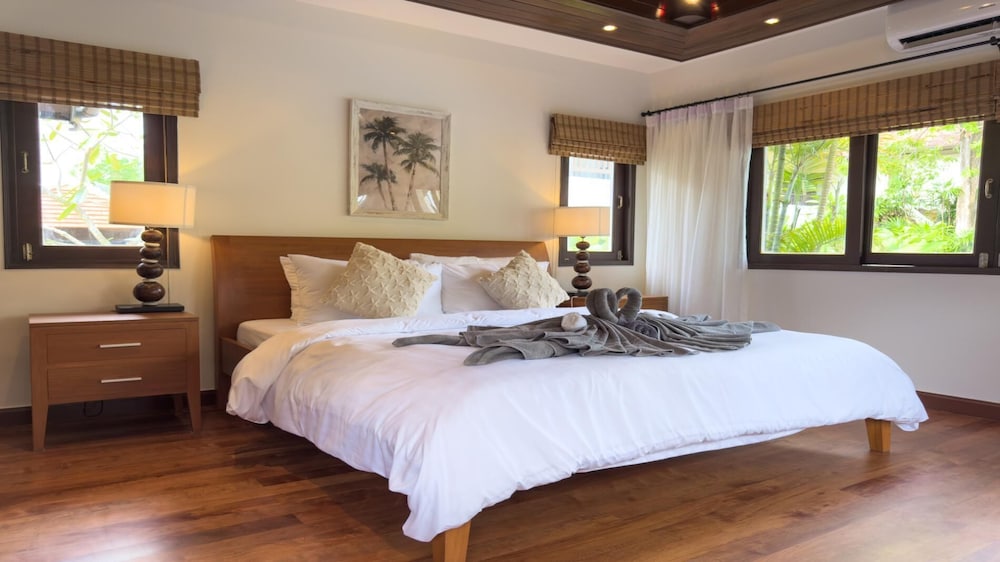 Tropical Poolside Villa SGB4