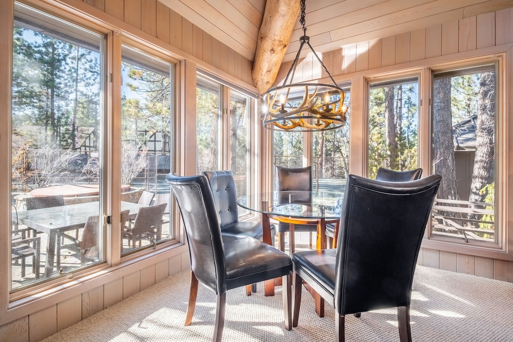 Heavenly Valley by Avantstay Home w Pool Sauna Hot Tub Game Room Tennis Crt Basketball Crt