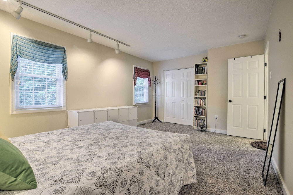 Tree-lined Durham Townhome: Close to Parks! view 2