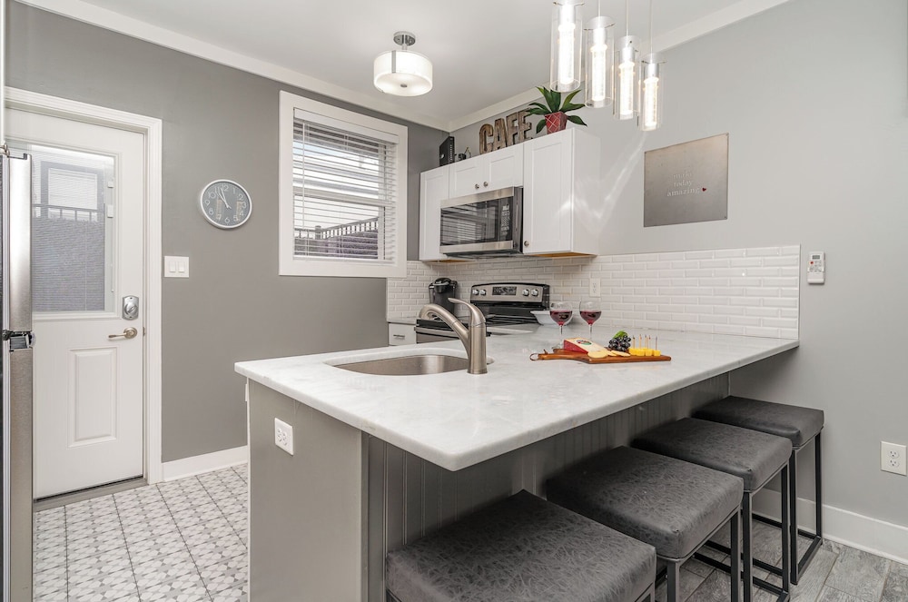 Lucent Pearl - Private Patio - Near Broadway