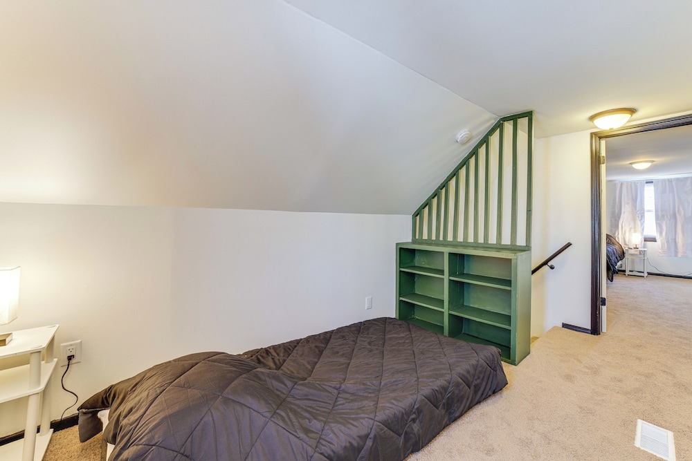 3 Mi to Hard Rock Casino: Charming Home in Gary!