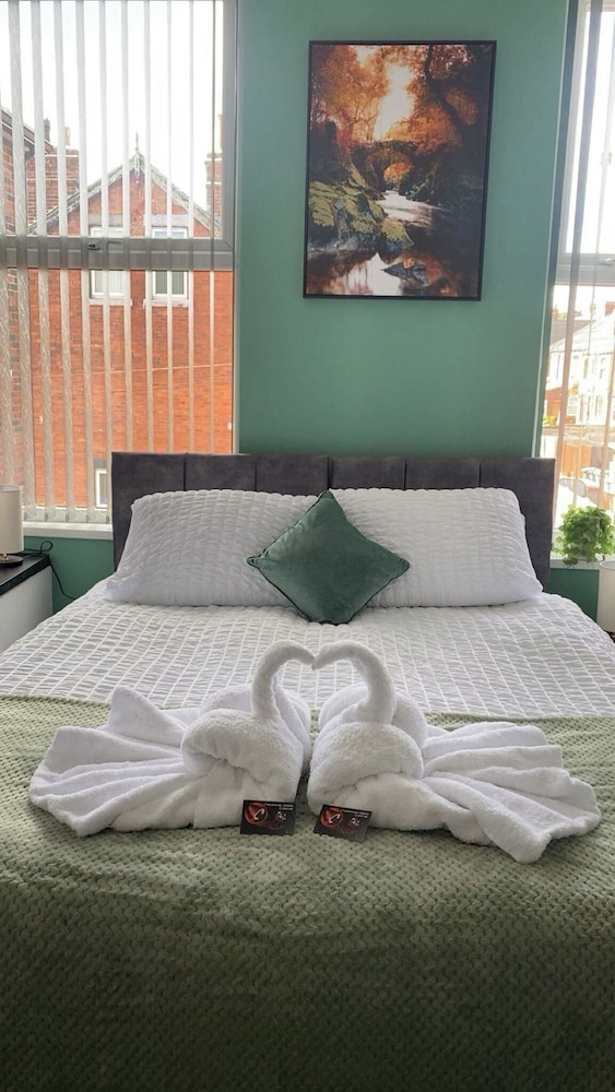 2 Bed Flat - Sleeps 5 - Parking - Wifi