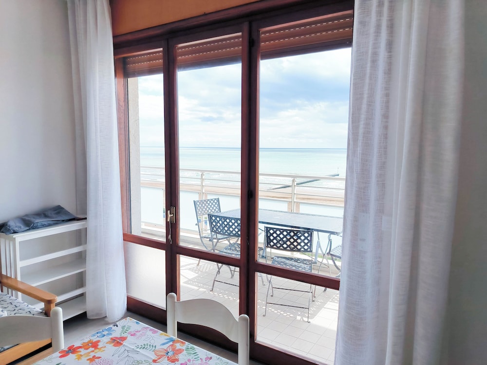 Spacious Flat With Balcony by the sea