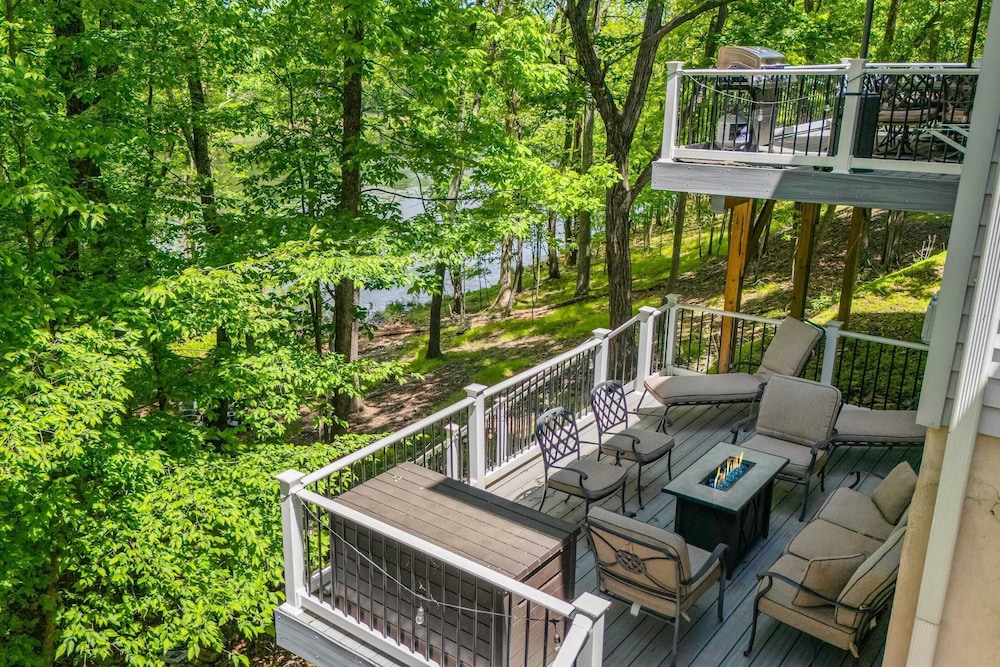 Lakeview Retreat w/ Kayaks, Game Room, Firepits Gated Community w/ Lake + Beach Access