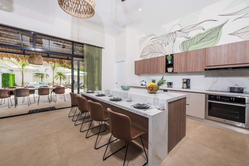 New Oasis in Gated Community With Pool Breakfast
