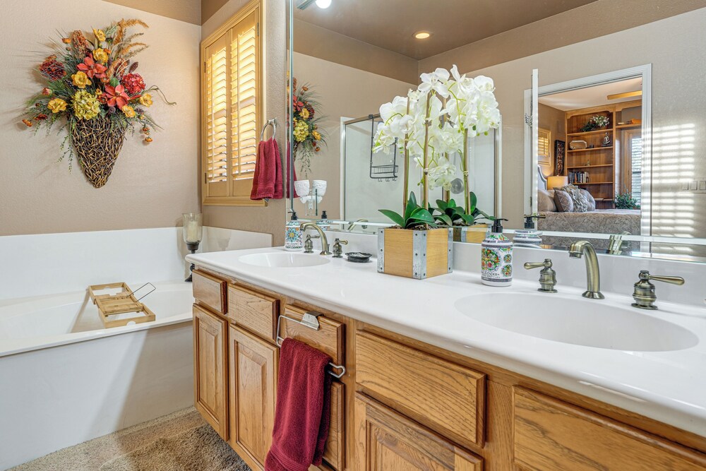 Stay, Work & Golf! Prescott Condo w/ WFH Setup