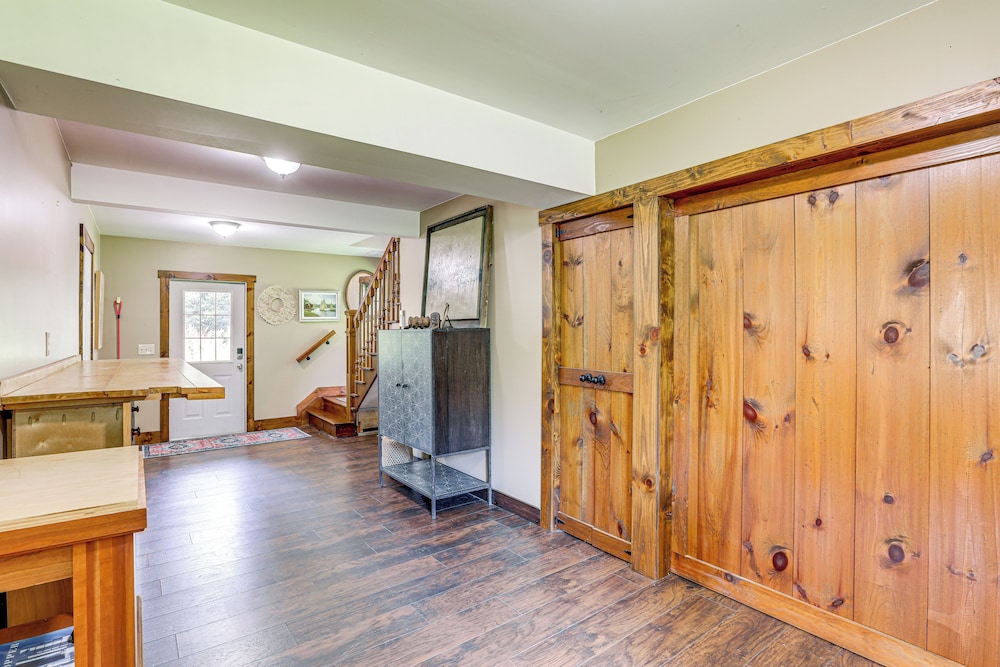 Walk to River: Couples Retreat in Kintnersville!