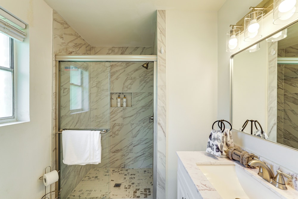 Near Shops & Eats: Commuter-friendly Fwtx Home
