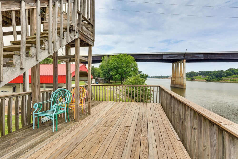 Tennessee River Retreat: Multi-level Deck & Views