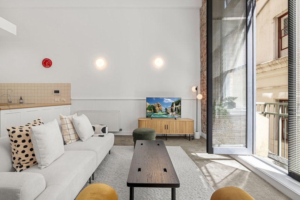 Classic 1-bed City Stay Near Eateries and Laneways