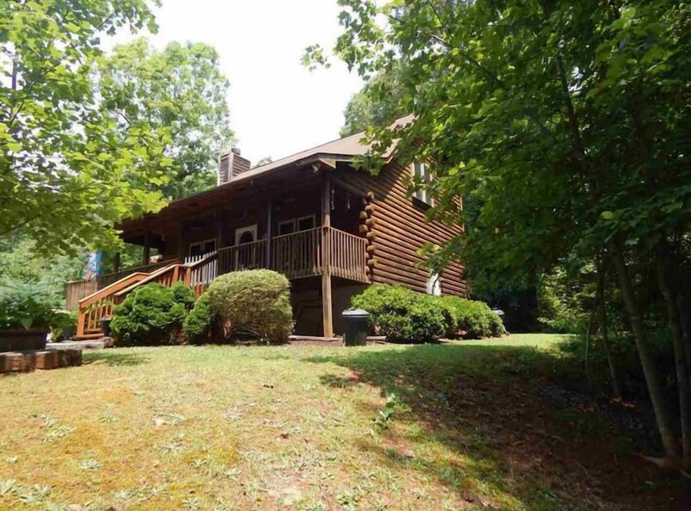 Horseshow Hideaway - Pet Friendly Cabin, 7 Minutes to TIEC - Property Image 4