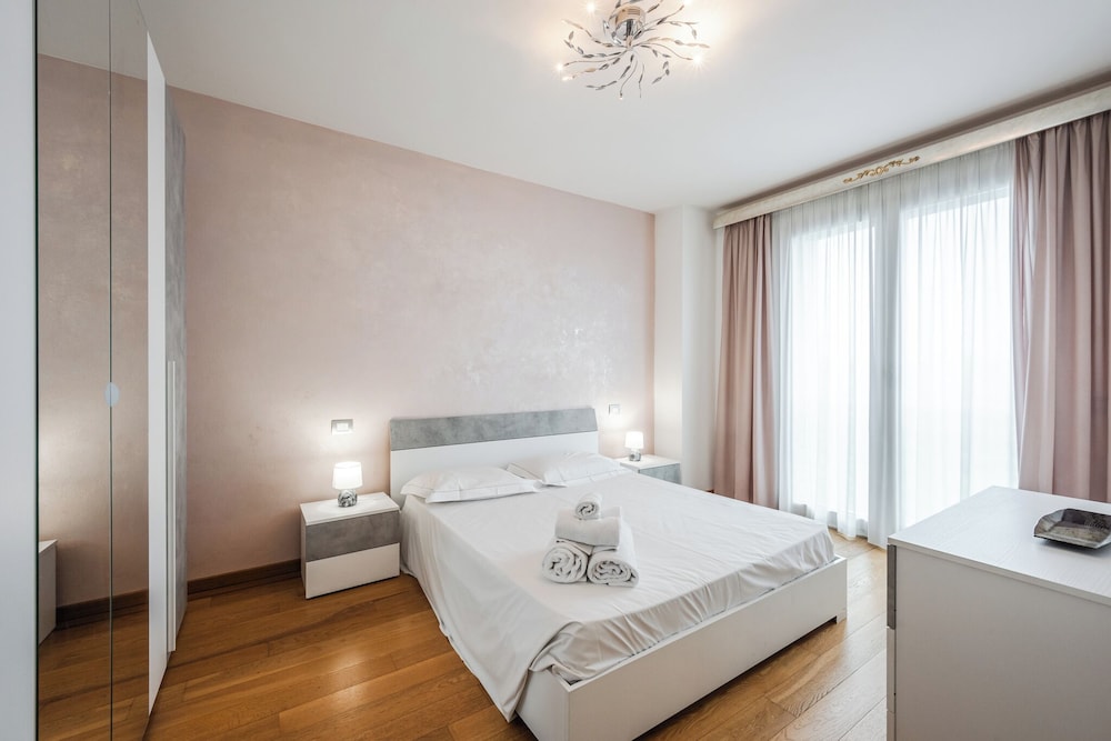Emilia Suite Street