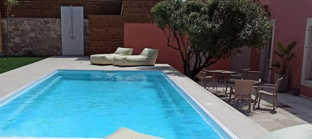 Arhontiko Arhanes - Cretan Getaway With Pool