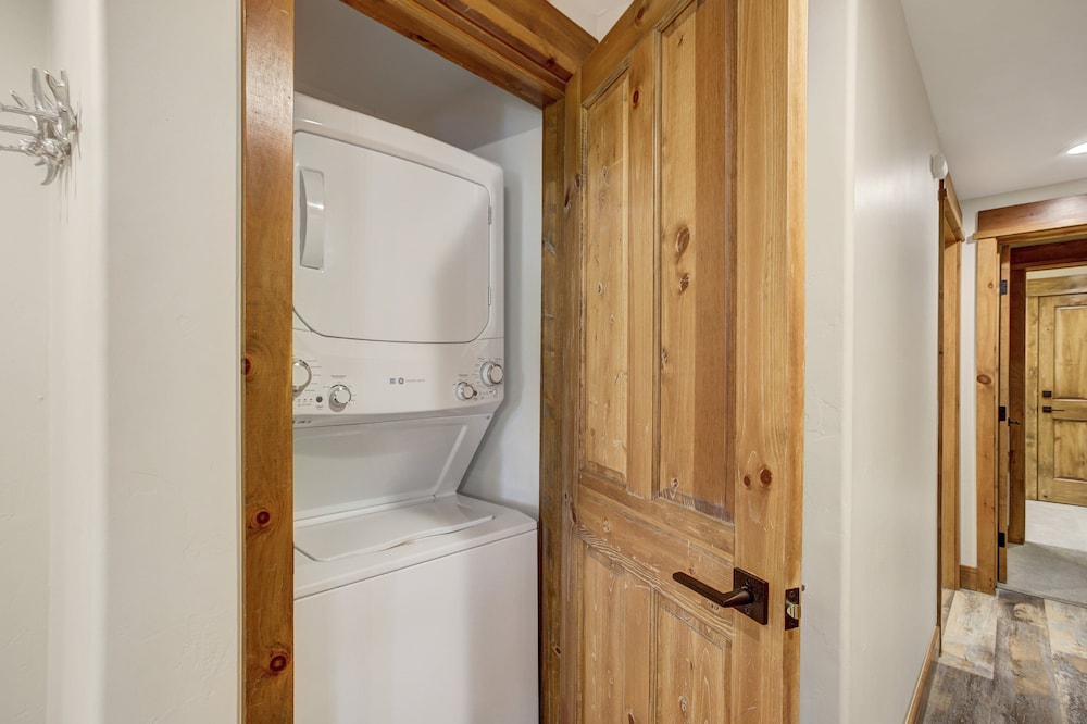 Premium 2 Bedroom Condo in Arrowhead Village! 2 Condo