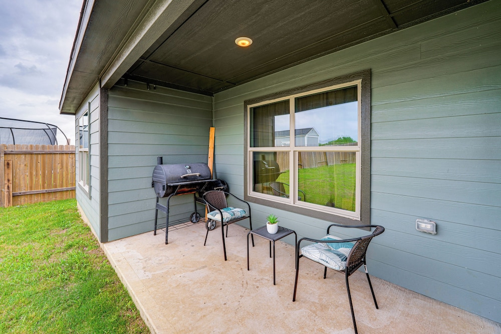 Patio & Fenced Yard: Peaceful Venus Retreat