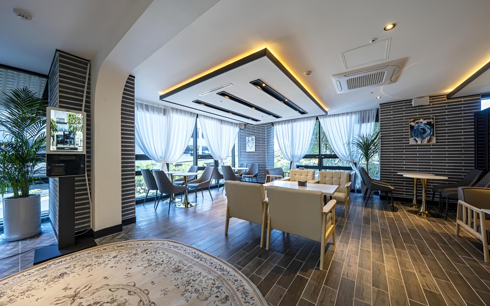 R&B Business Hotel