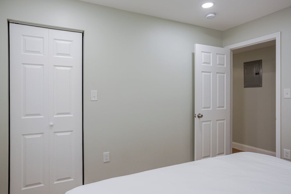 Stylish Minimalist Stay in City Center