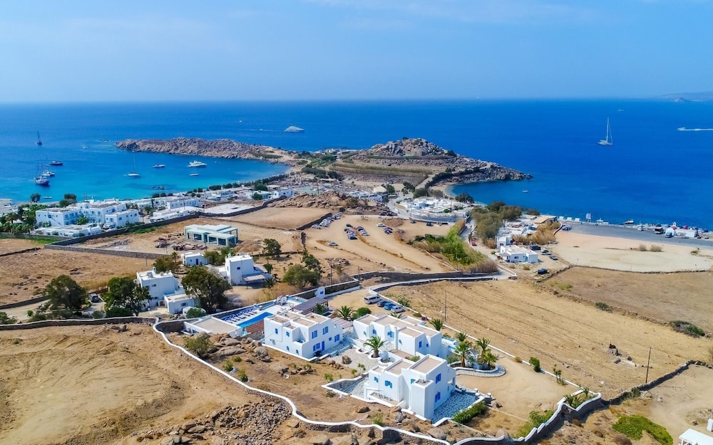 Maganos Dekaocto in Thira view 5