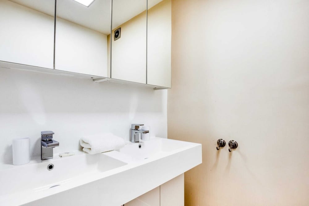 Homely 4 Bedroom House in Brixton